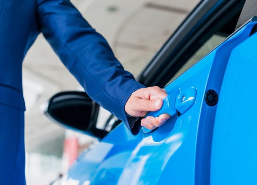man-opening-car-door_23-2148130106